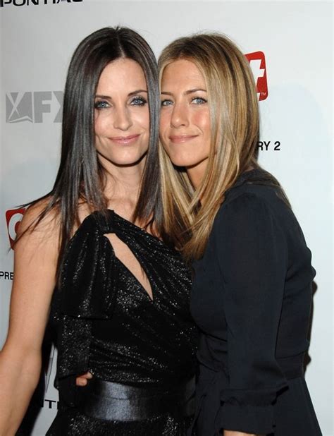 Jennifer Aniston At The Premiere Screening Courtney Cox‘s New Show Dirt