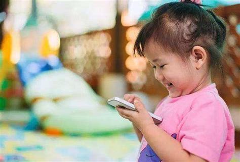 孩子玩手机上瘾父母该怎么办，可以强制没收手机吗？ 运动宝贝早教官网