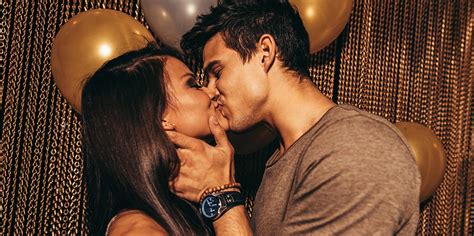 How To Kiss Each Zodiac Sign According To Astrology Yourtango