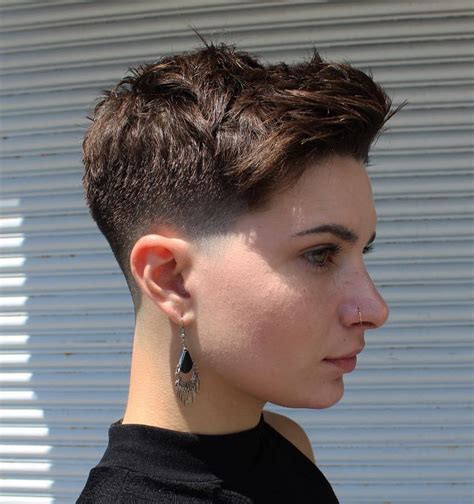 It is a variant of a crop. 50 Images to Choose a Cool Choppy Pixie Haircut - ChecoPie