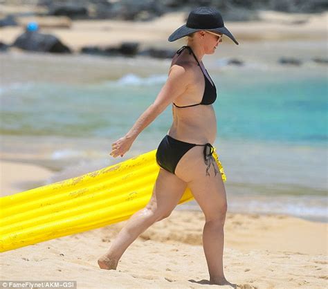 Jennie Garth In A Bikini During A Hawaiian Holiday With Her Fiance And Babes Daily Mail