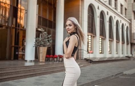 Обои взгляд секси модель животик юбка портрет макияж фигура стройная пирсинг прическа
