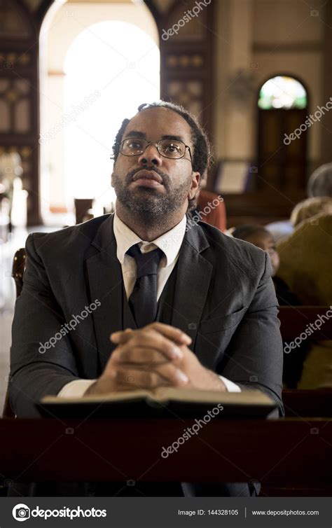 Hombre Rezando En La Iglesia — Foto De Stock © Rawpixel 144328105