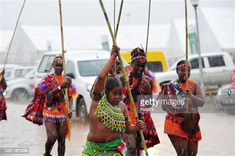 maidens during the annual umkhosi womhlanga at enyokeni royal palace fotografia de notícias