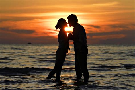 Sunset Love Romantic Couple People Kiss The Pair Sea Hd