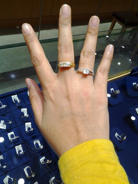 Cincin tunangan biasanya dipakai pada ketiga jari tangan kiri yakni jari. HaNis SaNia: HABIB JEWELS Diamond Fiest 2014