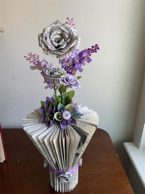 Flower Vase - Recycled Book Art (narrow base vase) | Reciclaje