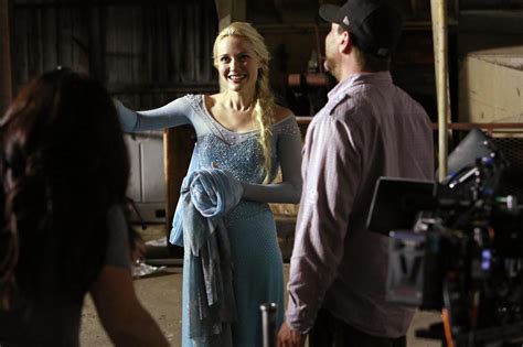 once upon a time behind the scenes photos of georgina haig as elsa once upon a time photo