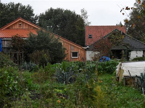 With the arrival of the father, after his release, the situation has changed. Owner of Dutch farmhouse where man and 6 young adults ...