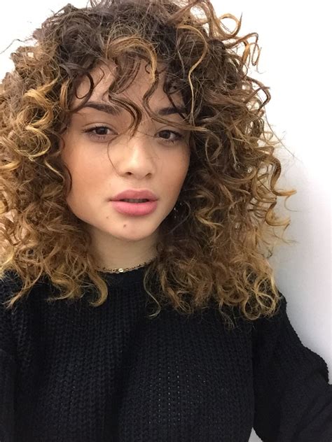 50 cute and trendy curly hairstyles with bangs in 2018