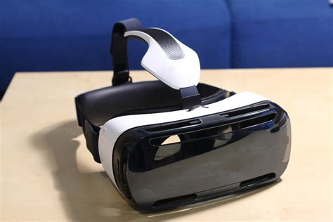 Submitted 2 years ago by bleachinbloom. Samsung Gear VR Preview: Ritchie Watches a 2 Hour Movie in ...