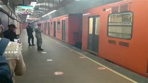 Se desacopla un vagón de tren en el metro de la Ciudad de México el