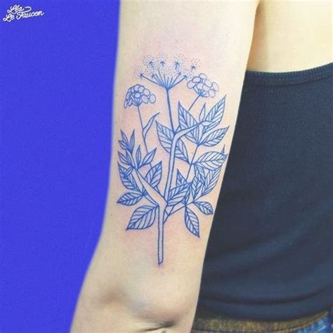 Tatuagem Azul Criada Pela Francesa Léa Le Faucon Tattoo Tatuagem