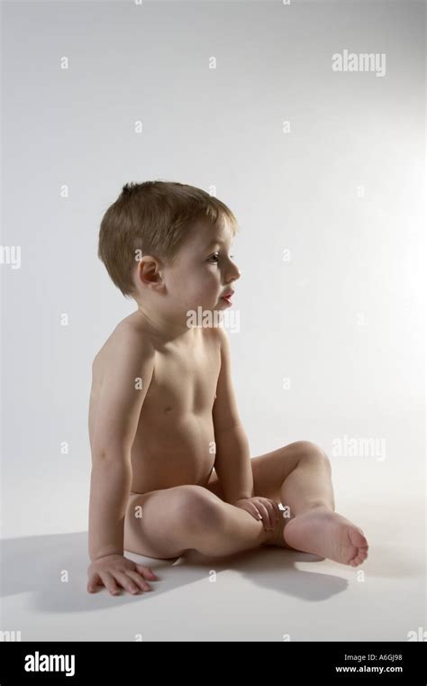 Kleiner Junge Nackt Nackt Oder Nackt Sitzen Nach Unten Stockfotografie Alamy