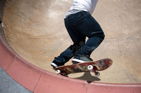 Sluit Van Omhoog Skateboardersvoeten Terwijl Het Schaatsen De Actieve Prestaties Van Stunttiener