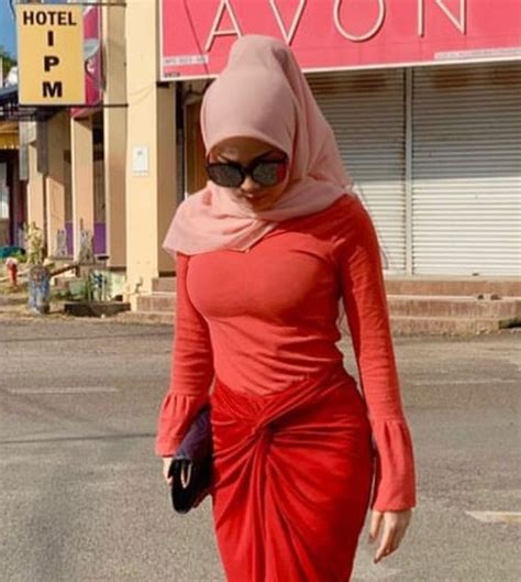 Foto Gaya Jilboobs Seksi Buah Dada Besar Menonjol Wanita Berjilbab Baju Kaos Ketat Seksi Warna
