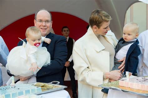Jul 03, 2021 · en este regreso al principado y con la bahía del puerto de hércules como telón de fondo, la hermana de andrea y pierre casiraghi lució un conjunto de falda y top de manga larga, ambas piezas. A festa dos mais novos príncipes do Mónaco - MoveNotícias
