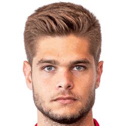Famalicão as a central defender. Diogo Queirós FM 2021 Profile, Reviews