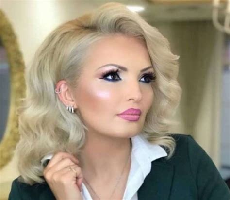 Per ty sot eshte nje dite shume e veçante andaj se bashku me gezimin dhe gjithe rendesin e kesaj dite te veçante per ty dhe gjithashtu per mu dhe te gjithe ate qe te duan dhe ti i do: Lora e uron vajzën: Urime ditëlindjen zemër, shëndet e ...