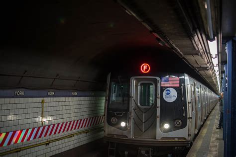 The train comes in two versions: Brooklyn-bound R46 A train leaves High!? - Subway Photos ...