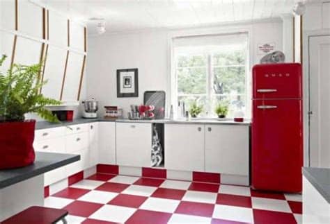Una casa cuidadosamente decorada con un estilo funcional y muy rústico. Cocinas en blanco y rojo : PintoMiCasa.com
