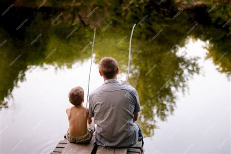 Papá E Hijo Pescando En Un Lago Foto Premium