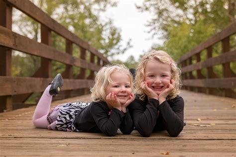 Family / Sibling Photography Poses | Sibling photography, Sibling ...