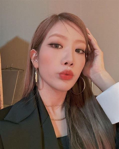 Kim Lip Instagram Update Loona Kim Lip Chuu Loona Eye Circles Kim Jung Odd Eyes Olivia Hye