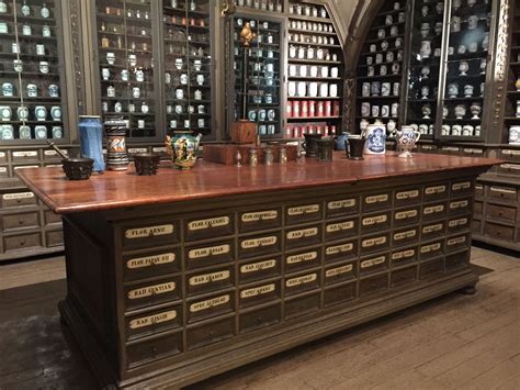 Now that we know how to say it, let's explore what exactly an apothecary is. Apothecary antiques- dream- so.many.drawers. | Home deco ...