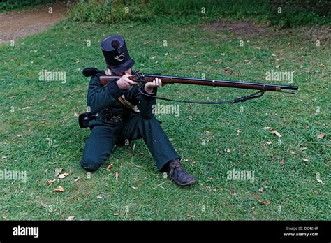 Crimean War Rifle Brigade Sharpshooter In Green Jacket With Enfield