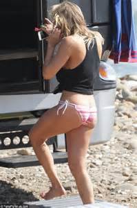 Leann Rimes Shows Off Her Very Pert Derriere In Bikini Bottoms As She Enjoys A Beach Holiday In