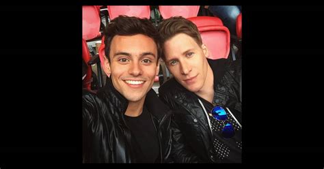 Tom daley and dustin lance black have been together for eight years and they are celebrating their anniversary tom wrote on instagram, 8 years ❤️. Tom Daley et son chéri Dustin Lance Black sur Instagram en ...