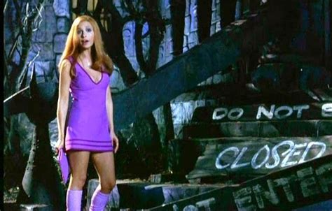 Sarah Michelle Gellar Daphne Head To Toe Purple Is Perfectly Acceptable When Chasing Ghosts