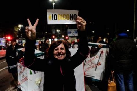 Beppe Grillo Saluta Renzi Addio Renzi Ha Vinto La Democrazia E Ora Al Voto Cronaca