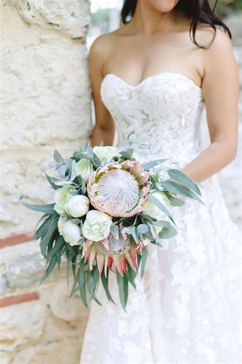 20 King Protea Bouquets That Are Bold And Beautiful For Wedding