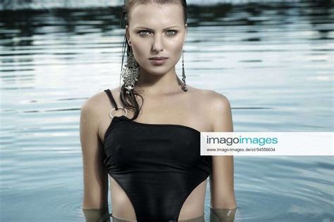 Junge Frau In Einem Schwarzen Badeanzug Und Mit Nassen Haaren Beim Baden In Einem See