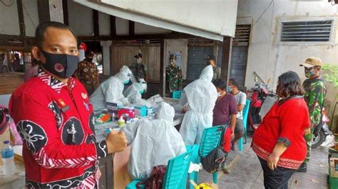 102 Orang Pedagang Pasar Sentral Sanggau Ikuti Rapid Test 6 Orang
