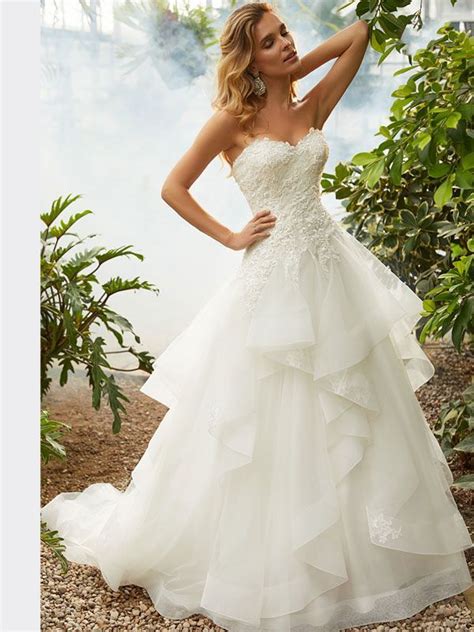Als hochzeitskleid musste das festtagskleid herhalten, das auch nach lakonische hochzeitskleider hingegen werden mit einer dezenten corsage, einer edlen perlenkette und passenden ohrringen. Schulterfreies Brautkleid mit Corsage und ...