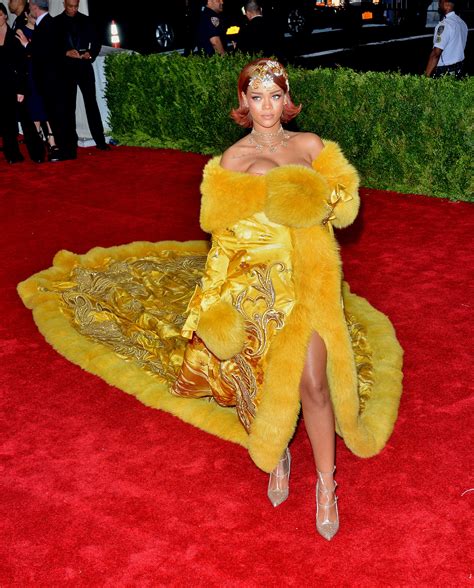 As for how many people get to go … it's generally between 500 and 600. 10 Ways To Get Invited To The Met Gala | StyleCaster