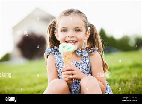 Discorsivo Catena Temperatura Bimba Che Mangia Il Gelato Centinaio Di