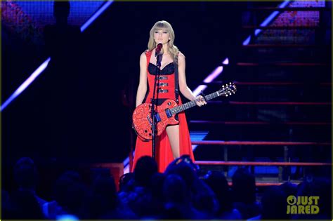 Taylor Swift Cmt Music Awards Performance 2013 Video Photo 2885260