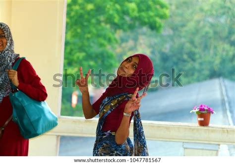 Kandy Sri Lanka 01132017 Muslim Girl Stock Photo 1047781567 Shutterstock