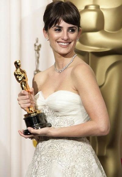 pin by lauren brooke voigt on oscars met penelope cruz penelope cruz oscar hollywood stars