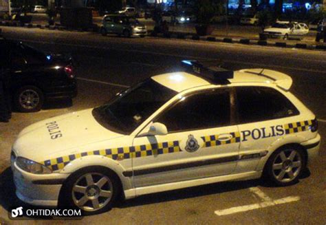 Empat keping gambar yang disebarkan itu menunjukkan dua orang dalam pakaian seragam polis sedang. Kereta Polis Malaysia - Yang Biasa dan Jarang Dilihat