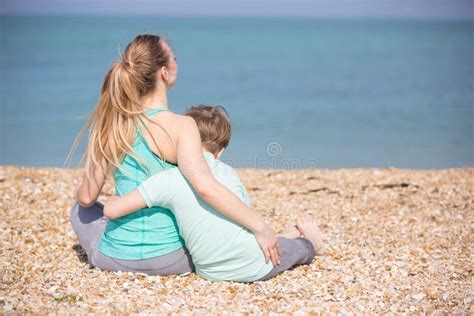 Madre Con El Hijo Que Descansa Sobre La Playa Foto De Archivo Imagen