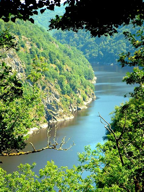 When it comes to outdoor activities, the dordogne with its rivers, limestone cliffs and forested hillsides is exceptional. Dordogne limousine — Wikipédia