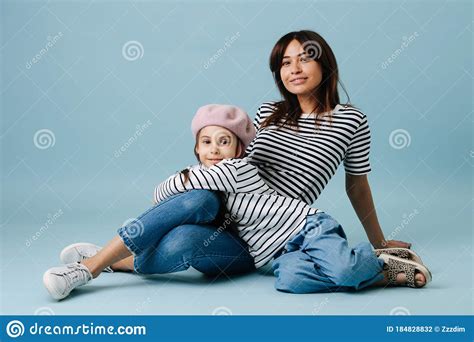 Linda Madre E Hija Sentadas En El Suelo Posando Para Una Foto Con La