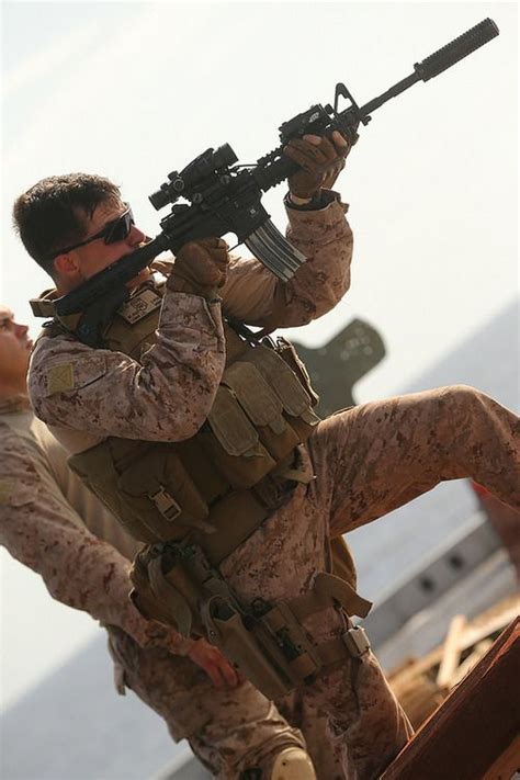 Us Marines With The Force Reconnaissance Detachment 11th Marine