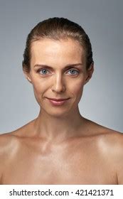 美しい成熟した中年の女性の裸の自然のポートレート写真素材 Shutterstock