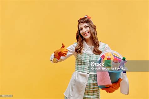 Feliz Mujer Limpiadora Con Herramientas De Limpieza En La Casa Muestra Un Súper Gesto Foto De
